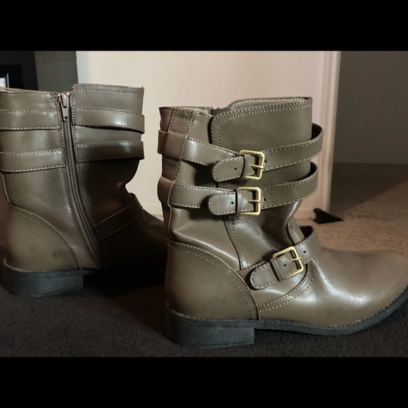 Boots - Picture 1 of 3